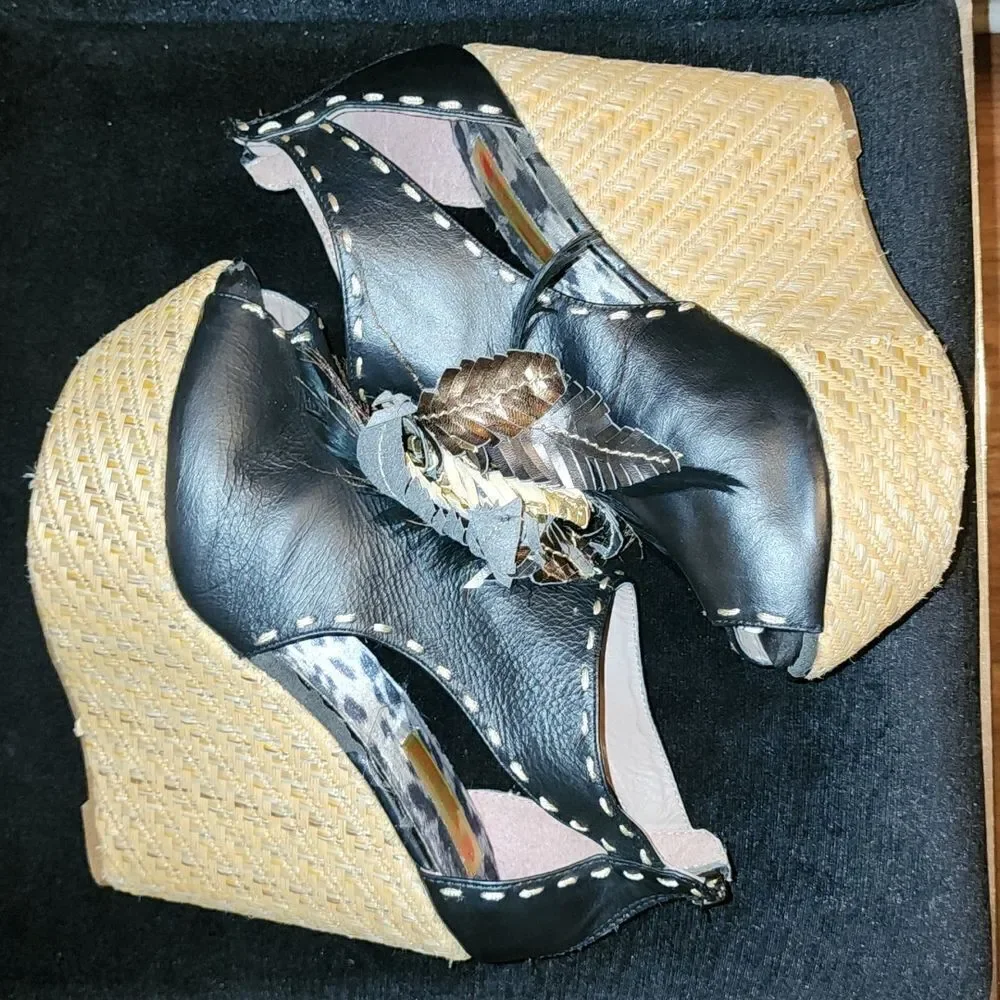 Two Lips Devour Wedges - Picture 7 of 7